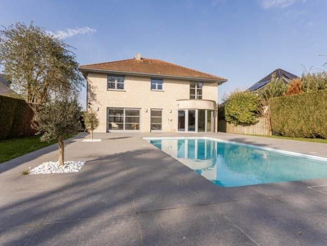 Renovated villa with pool and separate space