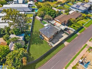 Renovation, Rebuild or Development Opportunity on 868m² in Thornlands WILL BE SOLD PRESENT OFFERS