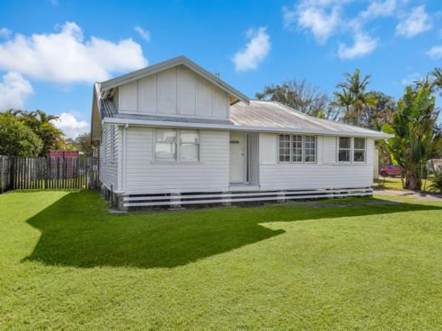 RENOVATOR Classic 1940s Queenslander Bungalow on 1309sqm level block