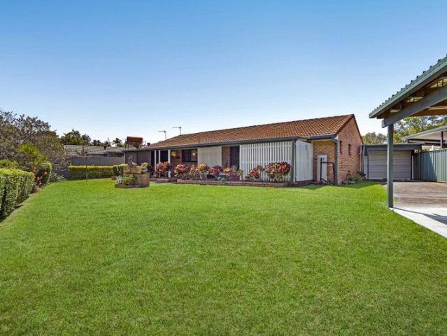 Renovator on huge 808m2 block in sought after Ashmore!