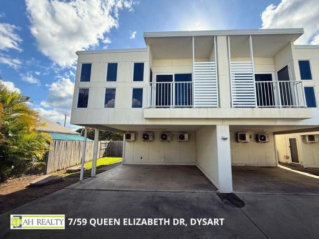 MODERN DUAL LIVING 3 BEDROOM TOWNHOUSE GREAT INVESTMENT!