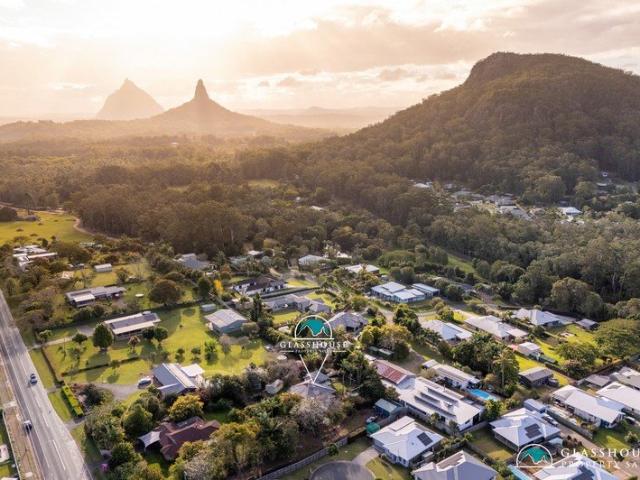 Renovator Queenslander on 2,503m² with Mountain Vista Views