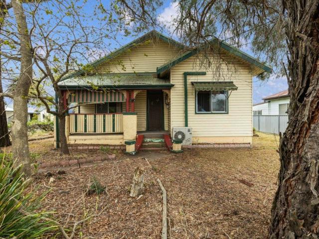 Renovators Opportunity on 809 sqm corner block in Cessnock