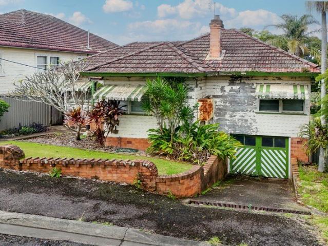 Renovators opportunity in a Sought After East Kempsey Spot!