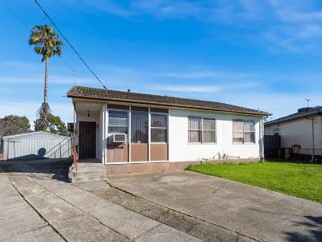 RENOVATOR'S DELIGHT ON A PRIME COURT ALLOTMENT!