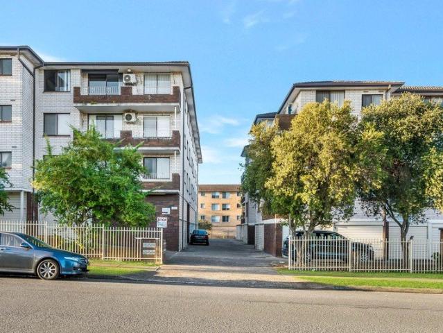 RENOVATORS DELIGHT PRIME LOCATION, ENDLESS POTENTIAL!