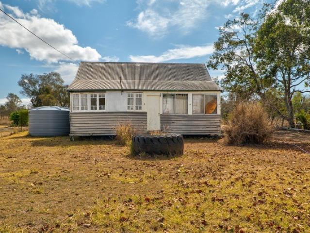 Renovators Dream Cottage in Coominya!