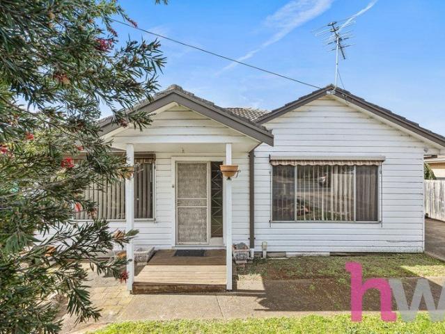 Renovator's Dream Home in Lara Walk to Shops & Train Station