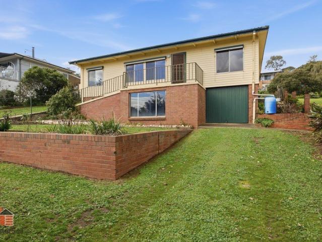 RENOVATOR'S GOLDMINE WITH 180° VIEWS. LIVE IN, MODERNISE & BUILD YOUR FUTURE!