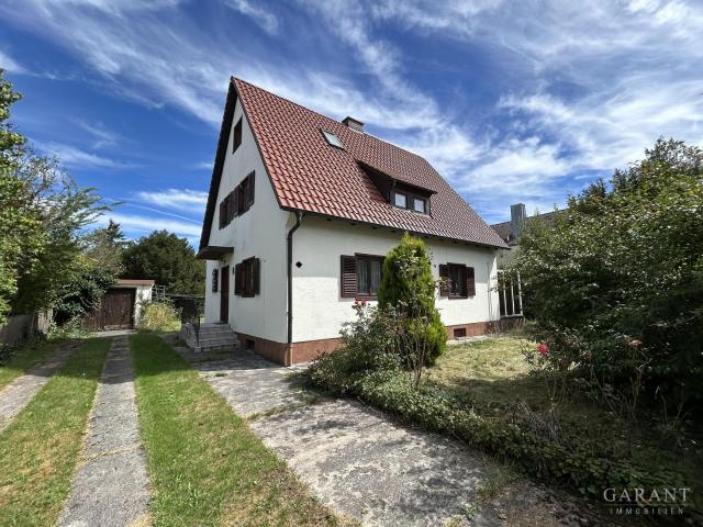 Renovierer aufgepasst! Hübsches Einfamilienhaus auf großem Grundstück, ca. 7 Minuten zur S Bahn