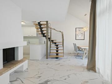 Renovierte Maisonette Wohnung im Baurecht Zentral gelegen mit Aussicht und Cheminée