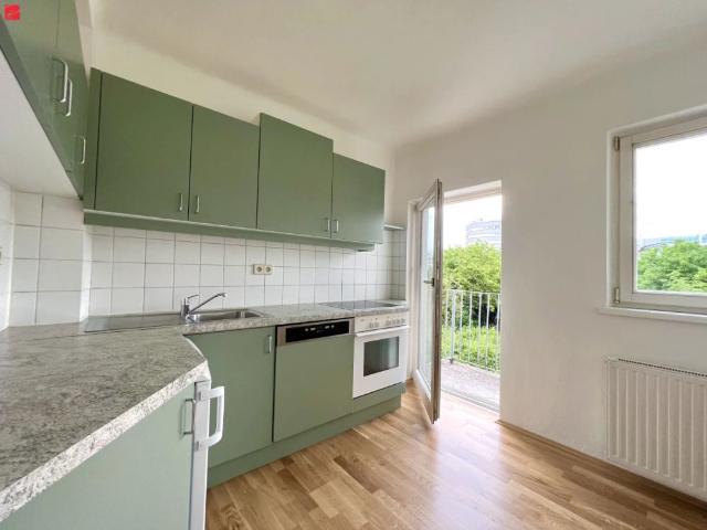 Renovierte Altbauwohnung mit Balkon!