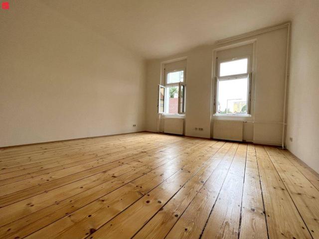 Renovierte Altbauwohnung mit Balkon!