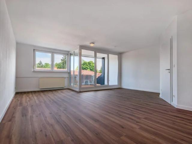 RENOVIERTE DACHGESCHOSSWOHNUNG, GROßZÜGIG GESCHNITTEN, MIT BALKON, TAGESLICHT VOLLBAD UND STELLPLATZ