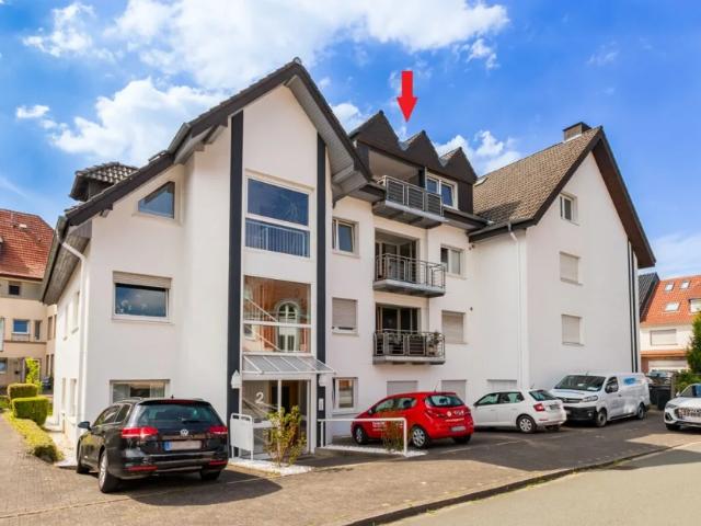 RENOVIERTE DACHGESCHOSSWOHNUNG, GROßZÜGIG GESCHNITTEN, MIT BALKON, TAGESLICHT VOLLBAD UND STELLPLATZ