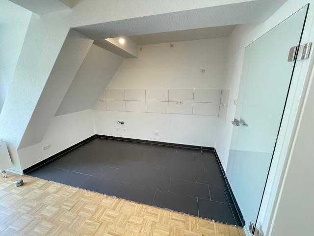 renovierte DG Wohnung im 2. OG.!*Balkon*Tageslichtbad*offene Küche