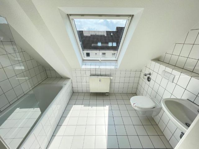 renovierte DG Wohnung im 2. OG.!*Balkon*Tageslichtbad*offene Küche