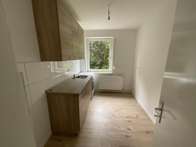 Renovierte Erdgeschosswohnung mit ebenerdiger Dusche und Einbauküche im Jadeviertel zu vermieten!