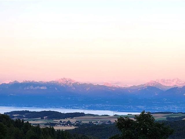 Freistehende Villa mit herrlichem Blick auf den See und die Alpen