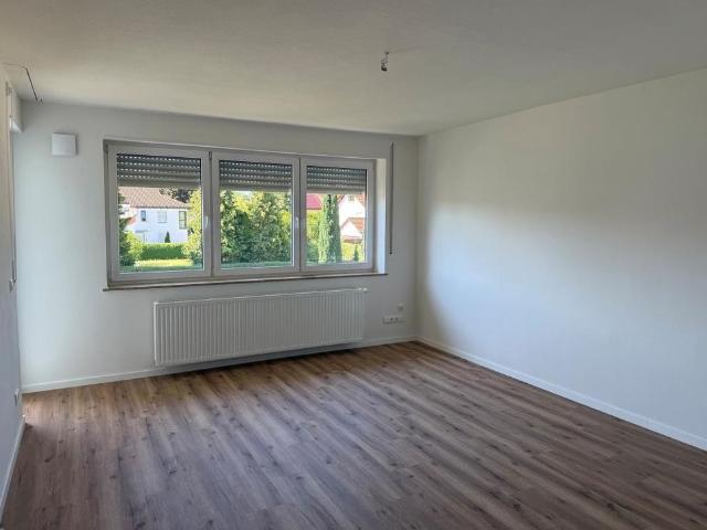 renovierte, helle 4 Zimmer Wohnung mit Balkon zu vermieten