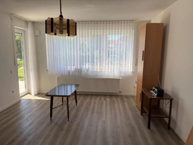 renovierte, helle 4 Zimmer Wohnung mit großer Terrasse zu vermieten