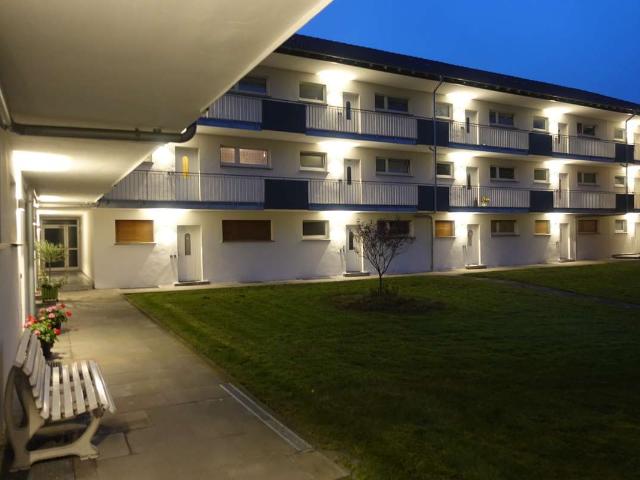 Renovierte, sonnige EG Wohnung mit 2 Zimmern und Balkon in grüner Lage