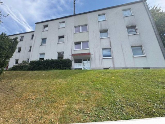 Renovierte und gepflegte Souterainwohnung mit 3 Zimmern und Terrasse in guter Lage der Stadt Neuenrade