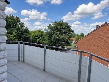 Renovierte und moderne 2 Zimmer Wohnung mit neuer Einbauküche, Süd /Ostbalkon und Pkw Stellplatz
