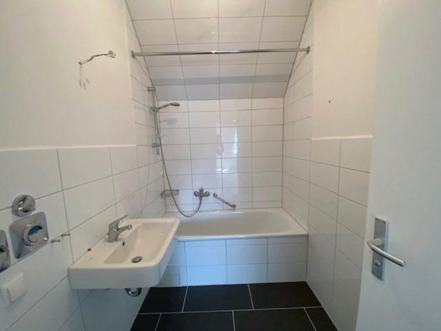 Renovierte Wohnung mit Einbaküche und Wintergarten