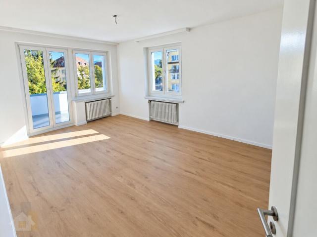 RENOVIERTE WOHNUNG MIT ZWEI BALKONEN INKL. PARKPLATZ