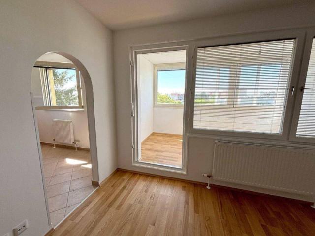 Renovierte zwei Zimmer Wohnung Loggia Ausblick