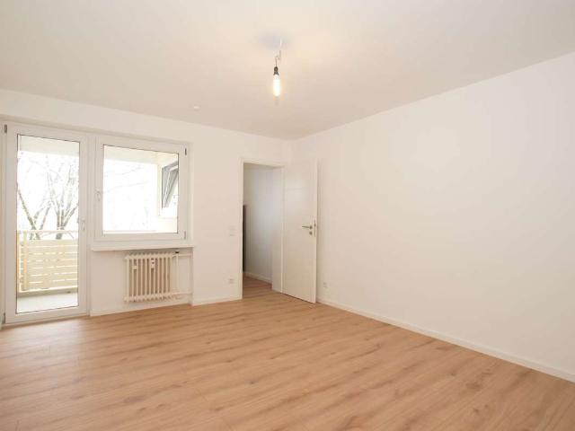 Renovierte 1 Zi. Whg. mit ruhigem Balkon und neuer Einbauküche, nur 8 Gehminuten zur U Bahn U3