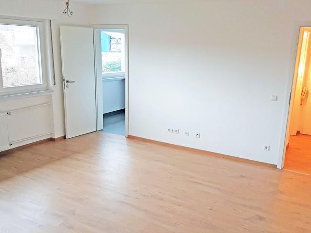 Renovierte 1 Zimmer Wohnung mit Einbauküche, Waschmaschine und Stellplatz