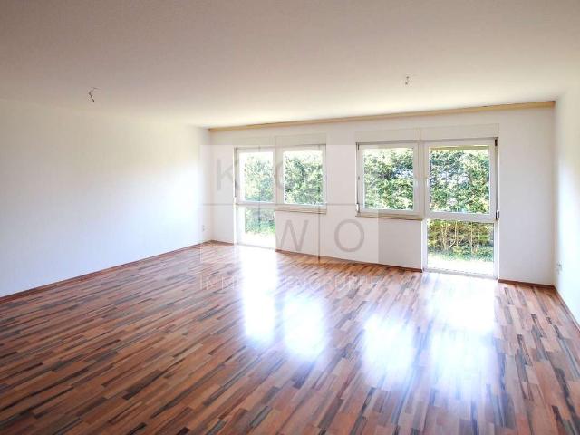 Renovierte 1 Zimmer Wohnung mit Laminat und Blick ins Grüne!