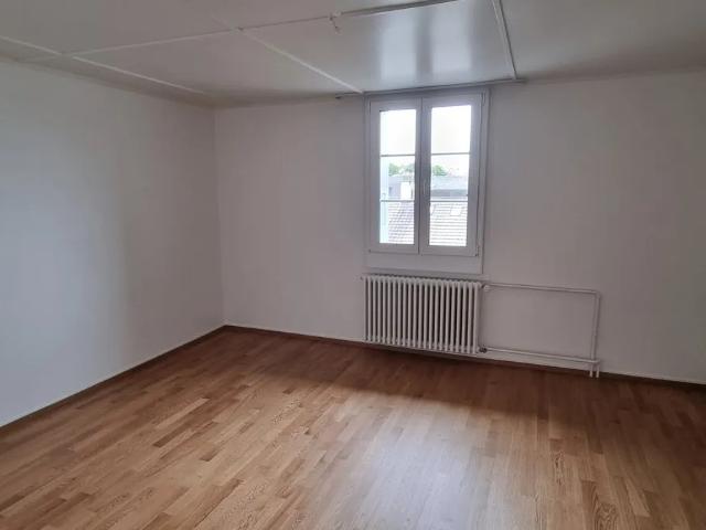 Renovierte 2.5 Zimmer Dachwohnung mit Seeblick in Murten
