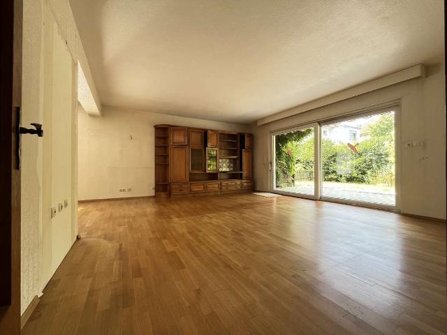 Renovierte 2,5 Zimmer Wohnung mit Garten und Garage
