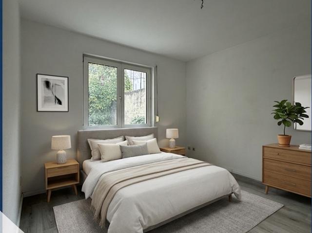 Renovierte 2 Raum Wohnung mit Balkon, Neuer Einbauküche & Stellplatz!