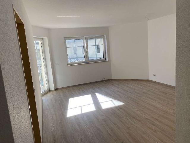 Renovierte 2 Raum Wohnung mit Balkon und Aufzug zu vermieten