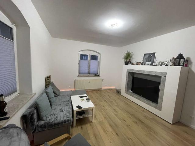 ! Renovierte 2 RaumWg, Bad+Fenster+Wanne/DU, Stellplatz, Keller !
