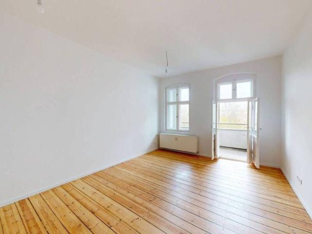 Renovierte 2 Zimmer Altbauwohnung mit BALKON, modernem Duschbad und hochwertiger EBK