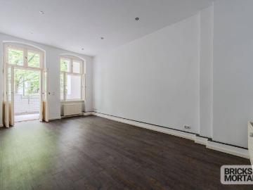 Renovierte 2 Zimmer Altbauwohnung mit sonniger Loggia zum direkten Bezug im beliebten Schillerkiez