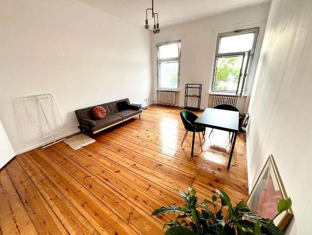 Renovierte 2 Zimmer Altbauwohnung mit 80 m² nahe Kurt Schumacher Platz – langfristig ab 1. Dezember