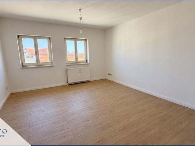 Renovierte 2 Zimmer Dachgeschosswohnung mit neuer Einbauküche und Modernisierten Badezimmer!