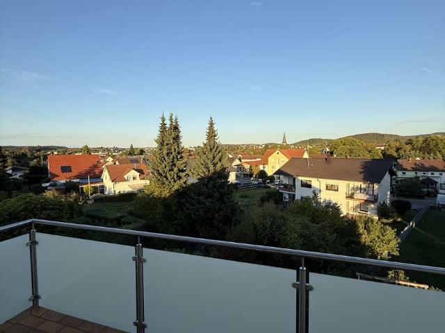 Renovierte 2 Zimmer Dachgeschosswohnung mit Balkon & Keller + Option auf große Garage