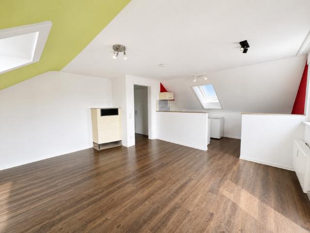 Renovierte 2 Zimmer Dachgeschosswohnung mit Küchenzeile und Balkon AN EINZELPERSON