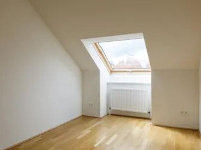 Renovierte 2 Zimmer Wohnung im Dachgeschoß mit Lift