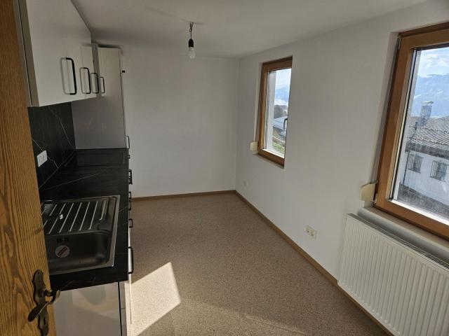Renovierte 2 Zimmer Wohnung mit neuer Küche und schöner Bergsicht