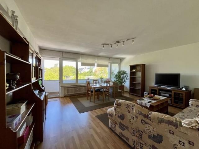 Renovierte 2 Zimmer Wohnung mit Balkon, Tageslichtwannenbad und Einzelgarage