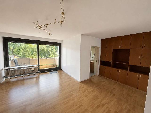Renovierte 2 Zimmer Wohnung mit Einbauküche, Balkon & Tiefgaragenstellplatz in Saarbrücken