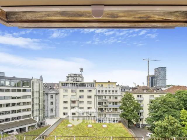 Renovierte 2 Zimmer Wohnung mit Galerie in zentraler Lage von Frankfurt Westend
